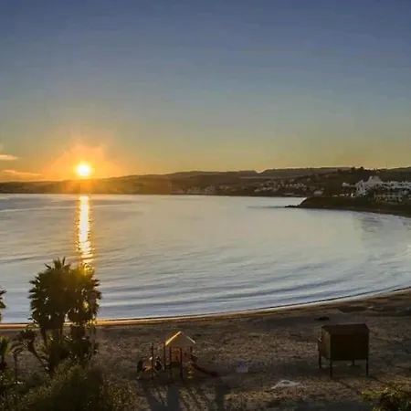 Junto A La Playa Del Cristo Cerca Del Puerto *