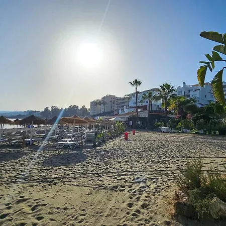Junto A La Playa Del Cristo Cerca Del Puerto Estepona