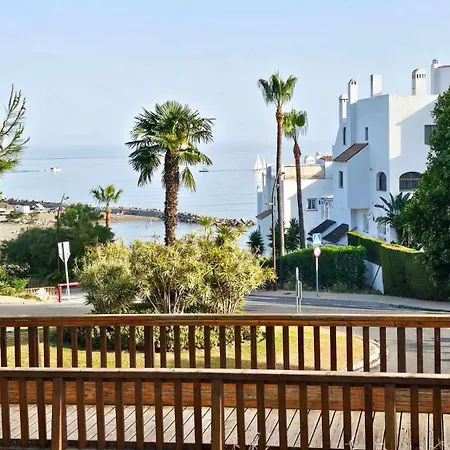 Junto A La Playa Del Cristo Cerca Del Puerto Estepona