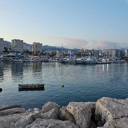 Junto A La Playa Del Cristo Cerca Del Puerto *