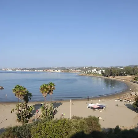 Junto A La Playa Del Cristo Cerca Del Puerto *