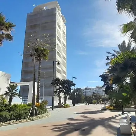 Junto A La Playa Del Cristo Cerca Del Puerto *