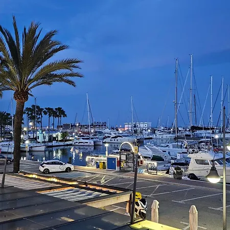 Junto A La Playa Del Cristo, Cerca Del Puerto * Estepona