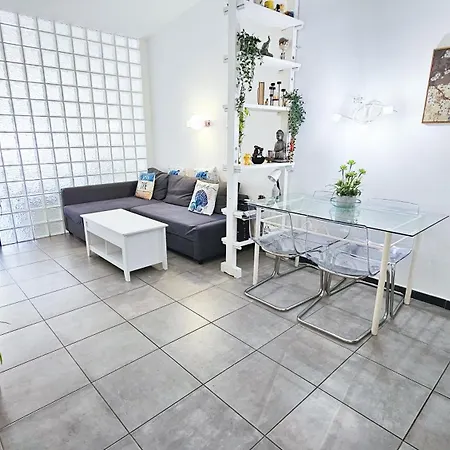 Junto A La Playa Del Cristo,cerca Del Puerto *